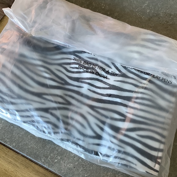 Plastic coated zebra tote bag NIB - Picture 7 of 7